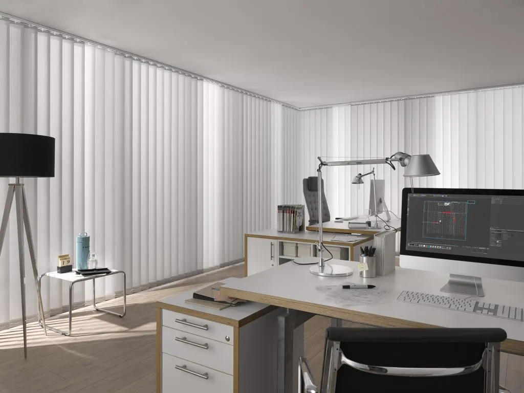 Büro mit Sonnen- und Blendschutz Büro mit Sonnen- und Blendschutz