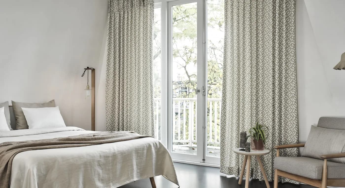 Schlafzimmer mit verdunkelndem Sonnenschutz Schlafzimmer mit verdunkelndem Sonnenschutz
