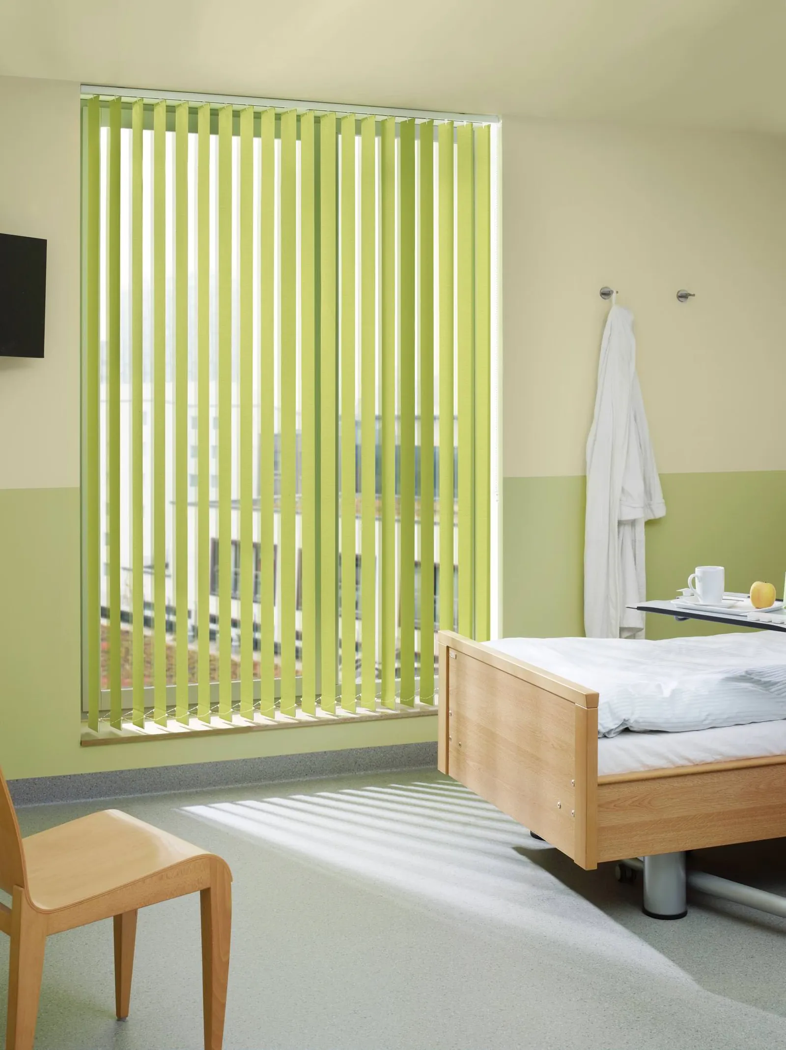 Sonnenschutz für Pflegeheime und Kliniken: hygienisch und leicht bedienbar. Sonnenschutz für Pflegeheime und Kliniken: hygienisch und leicht bedienbar.