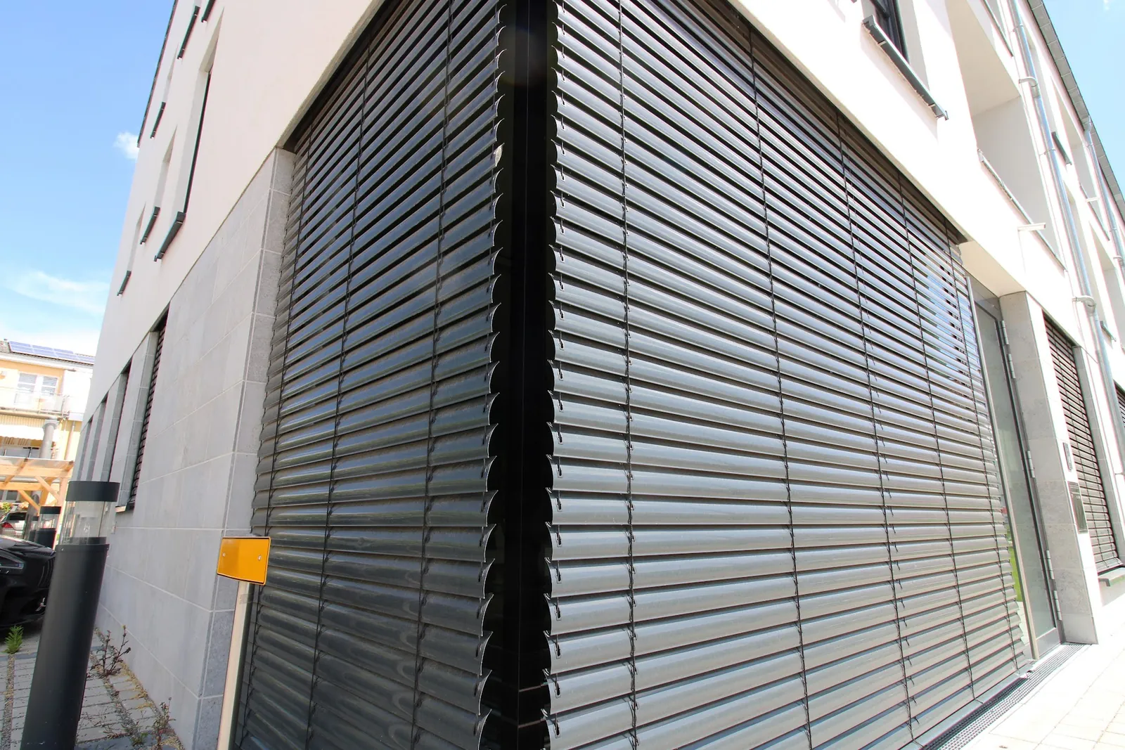 Sonnenschutz für Neubau und Projektentwicklung: früh geplant, sauber montiert. Sonnenschutz für Neubau und Projektentwicklung: früh geplant, sauber montiert.